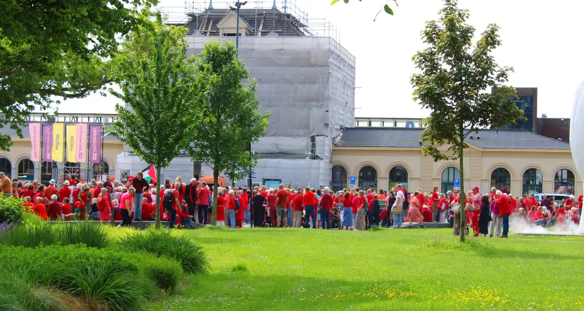 Veel deelnemers aan demonstratie en tegen demonstratie - Foto 5