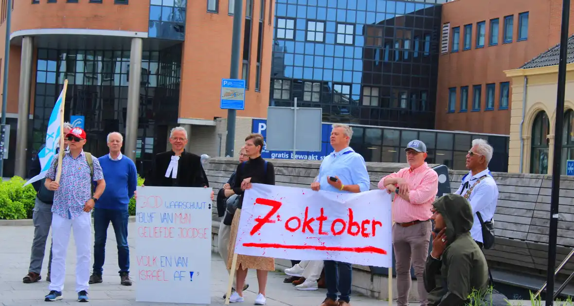 Veel deelnemers aan demonstratie en tegen demonstratie - Foto 7