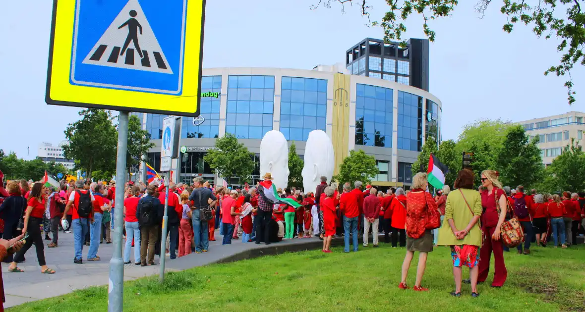 Veel deelnemers aan demonstratie en tegen demonstratie - Foto 8