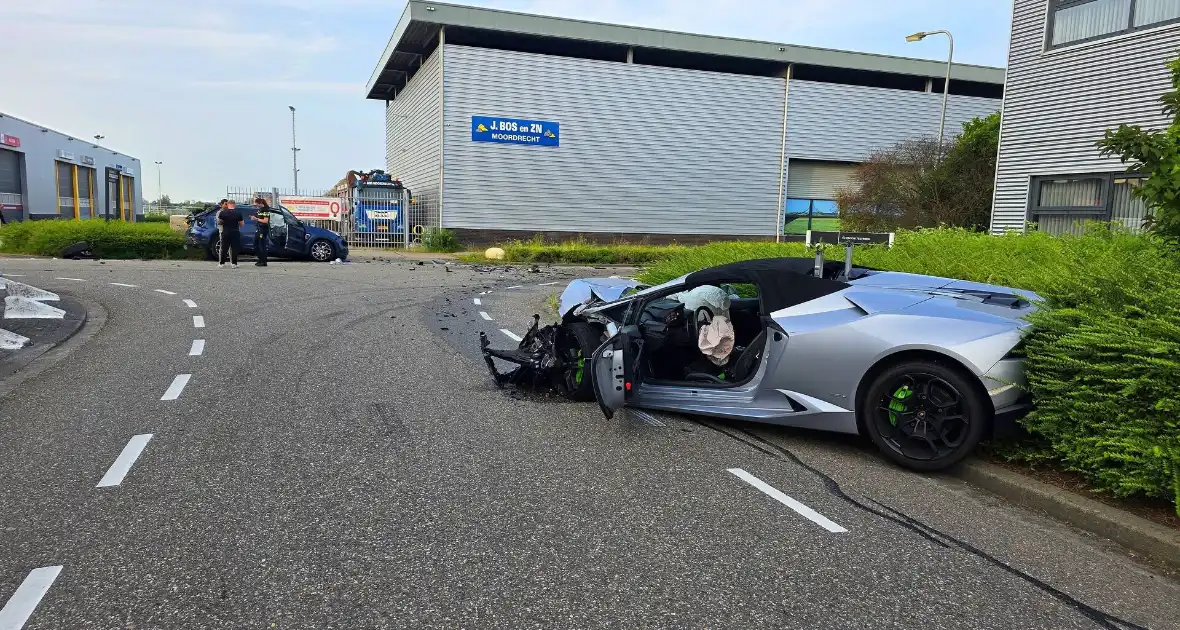 Peperdure Lamborghini crasht met personenauto op kruising
