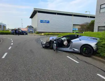 Peperdure Lamborghini crasht met personenauto op kruising