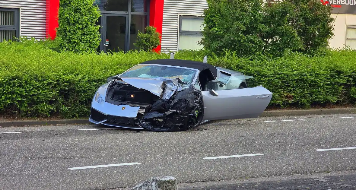 Peperdure Lamborghini crasht met personenauto op kruising - Foto 1