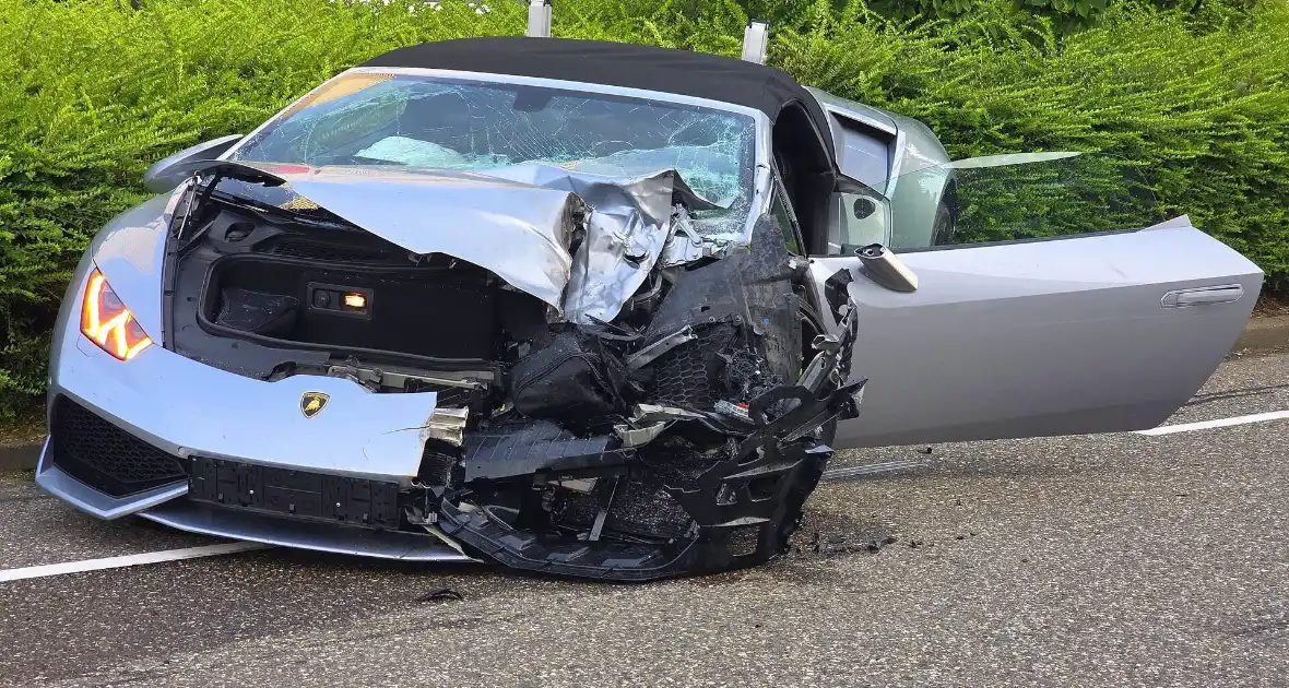 Peperdure Lamborghini crasht met personenauto op kruising - Foto 10