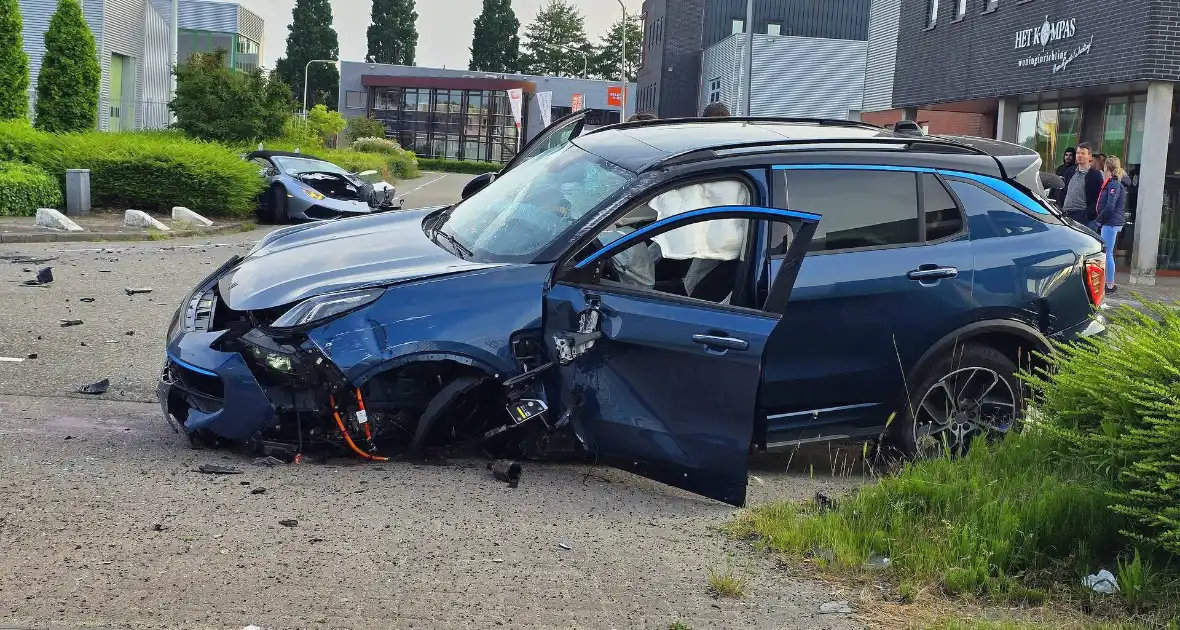 Peperdure Lamborghini crasht met personenauto op kruising - Foto 2