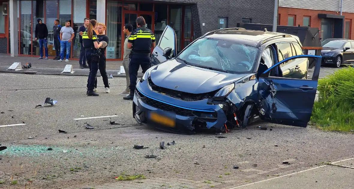 Peperdure Lamborghini crasht met personenauto op kruising - Foto 3