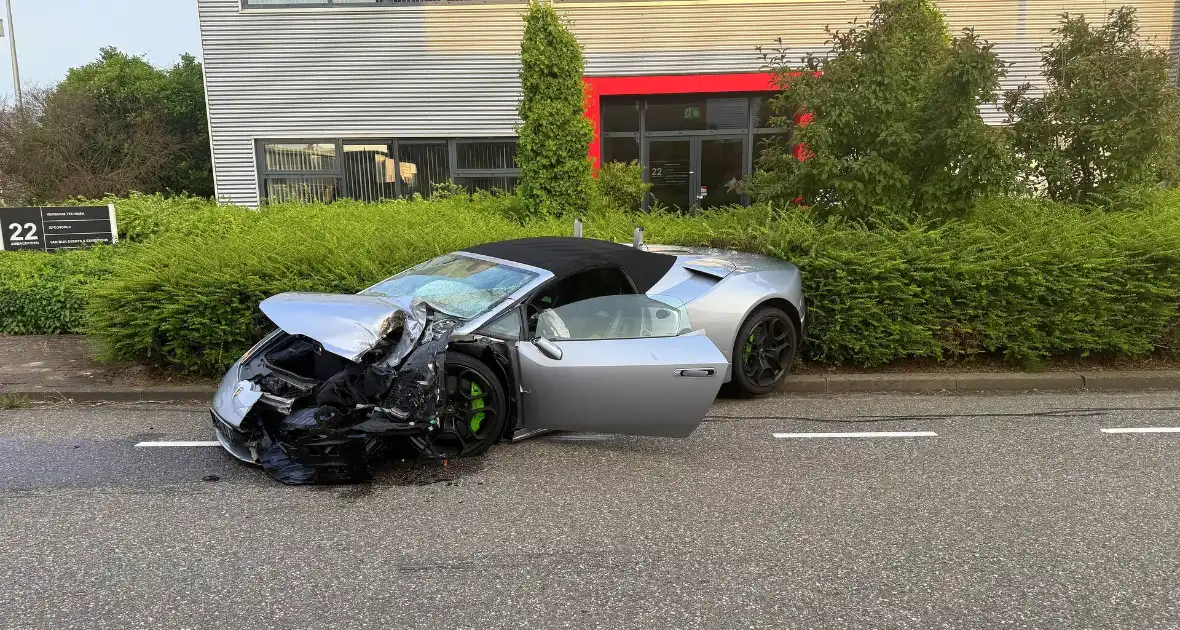 Peperdure Lamborghini crasht met personenauto op kruising - Foto 4