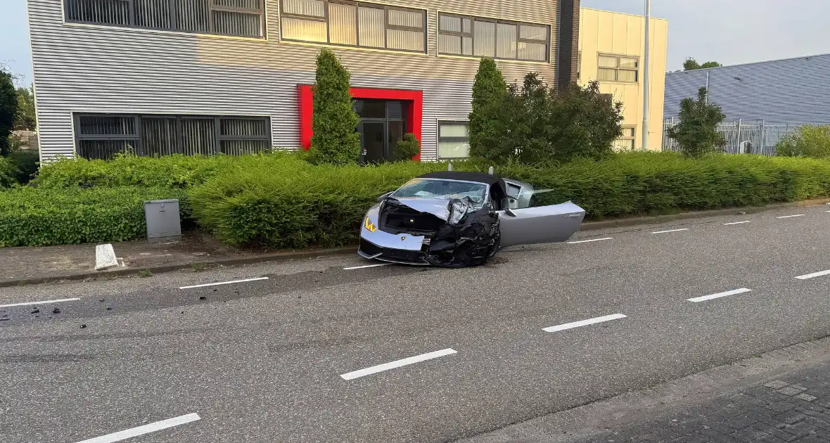 Peperdure Lamborghini crasht met personenauto op kruising - Foto 5