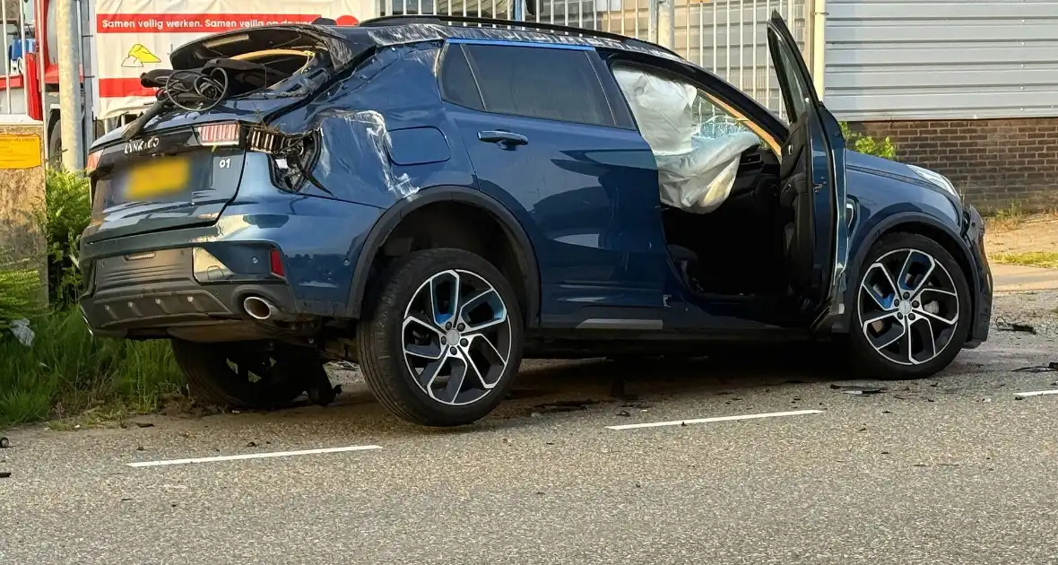 Peperdure Lamborghini crasht met personenauto op kruising - Foto 6