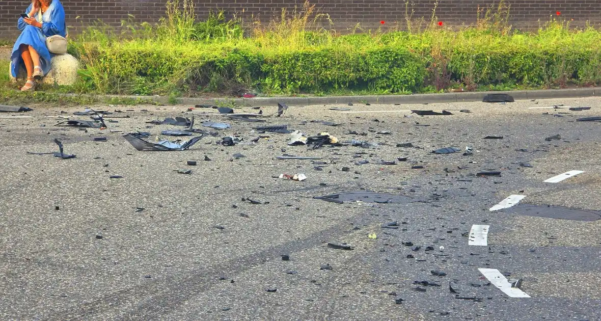 Peperdure Lamborghini crasht met personenauto op kruising - Foto 7