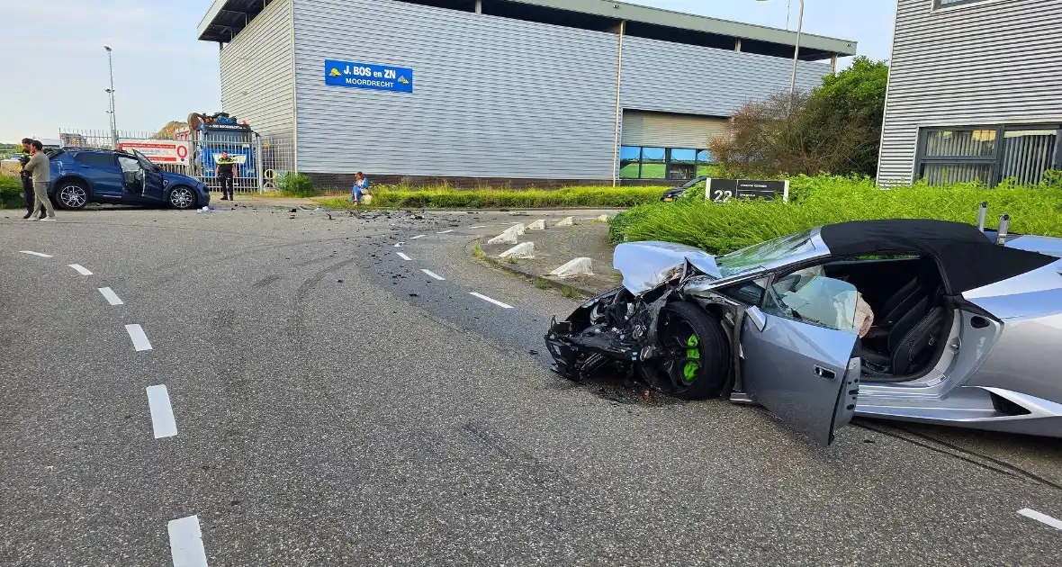 Peperdure Lamborghini crasht met personenauto op kruising - Foto 8