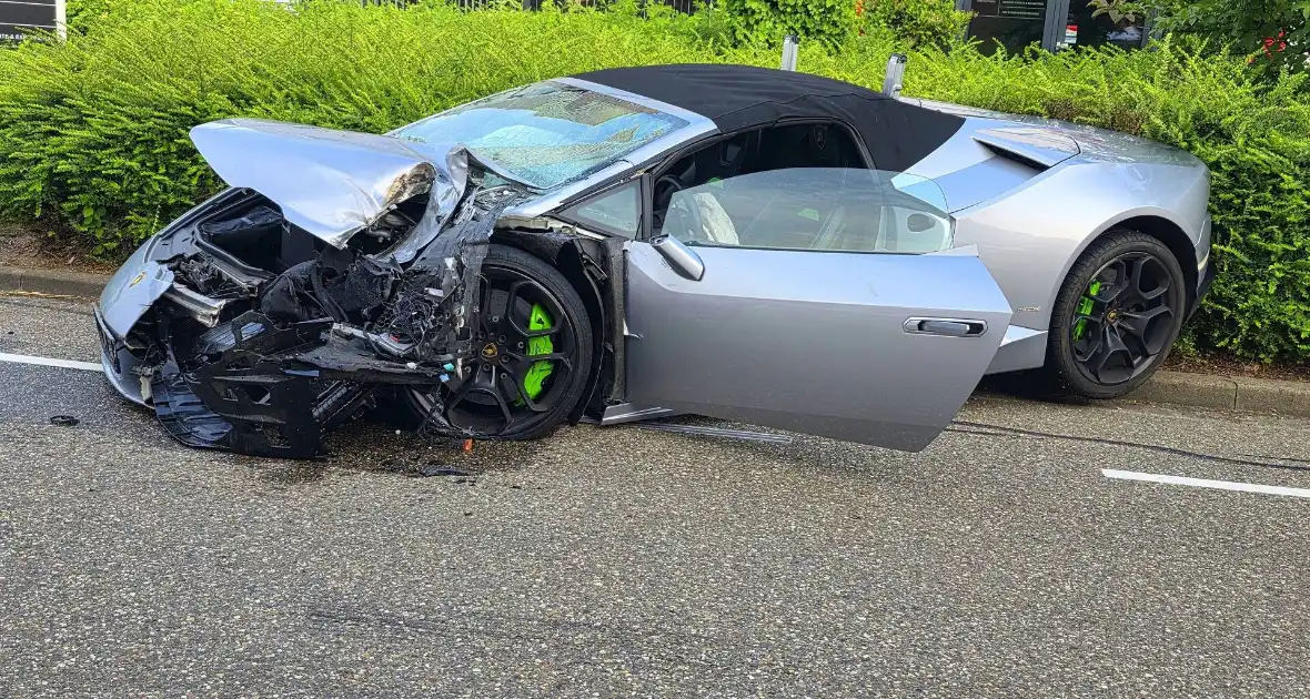 Peperdure Lamborghini crasht met personenauto op kruising - Foto 9