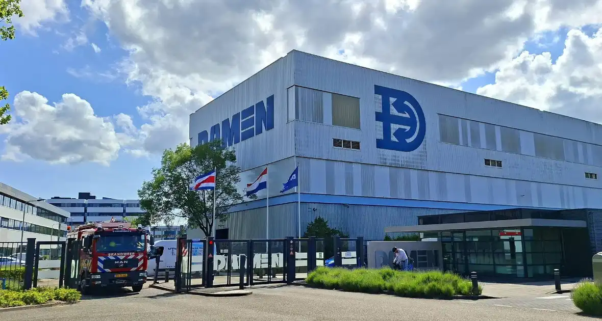 Stoom voor rook aangezien op schip - Foto 3
