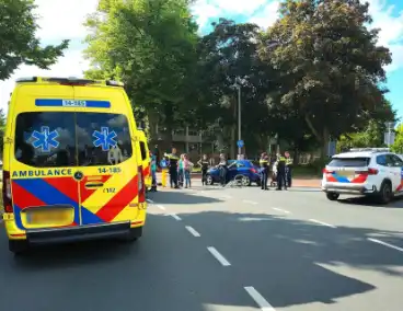 Auto en wielrenner botsen op kruising