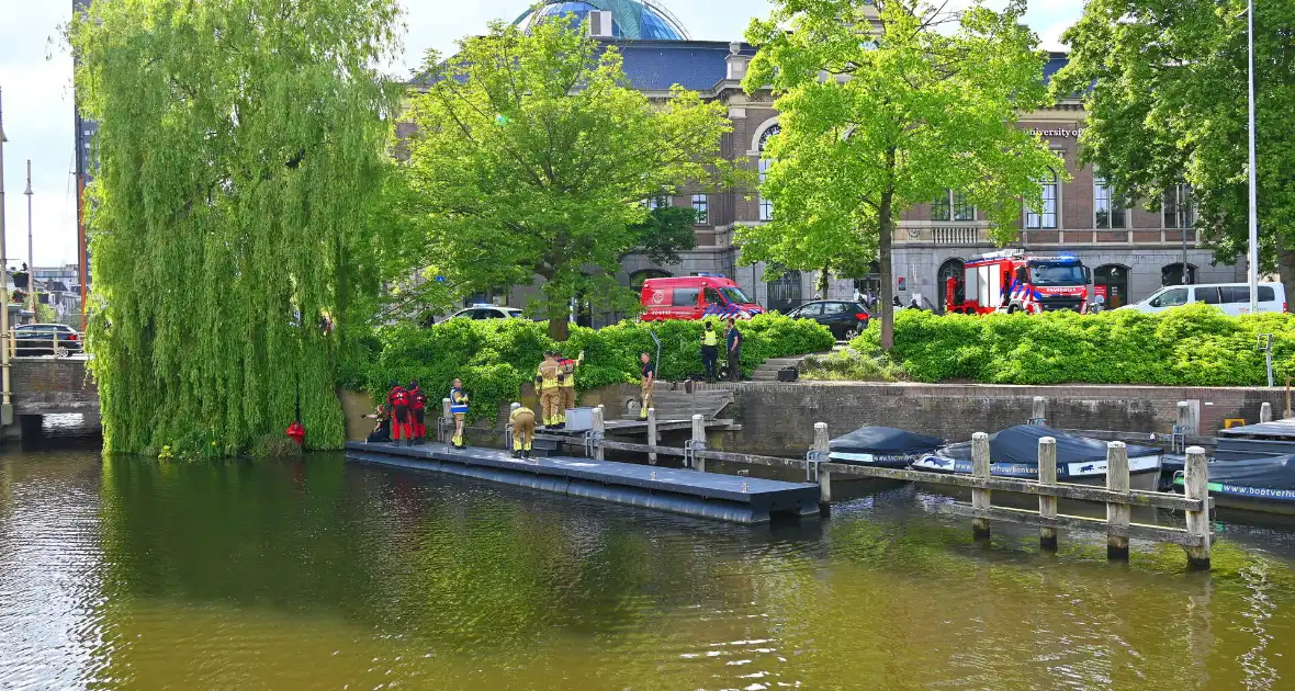 Duikteam haalt persoon uit water