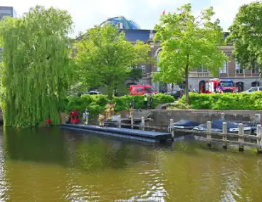 Duikteam haalt persoon uit water