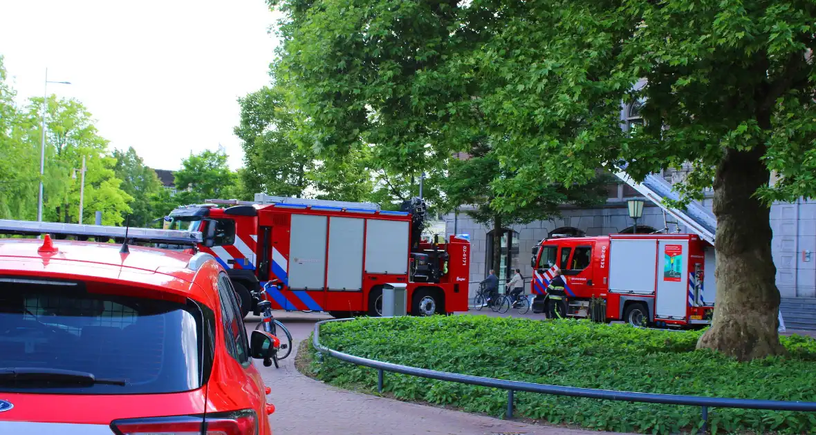 Duikteam haalt persoon uit water - Foto 1