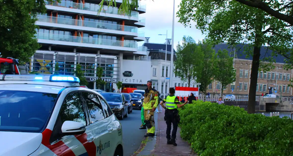 Duikteam haalt persoon uit water - Foto 3