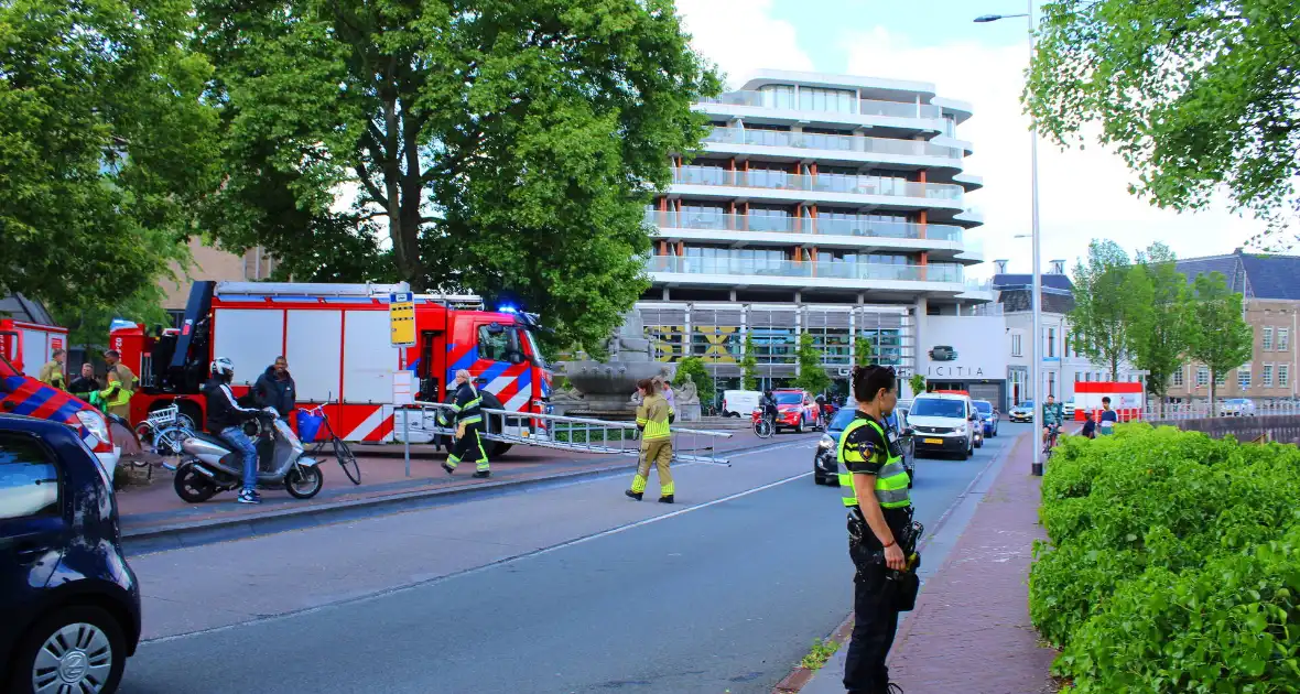 Duikteam haalt persoon uit water - Foto 5