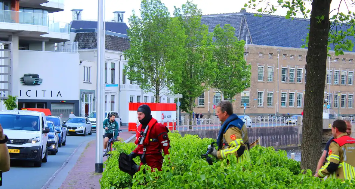 Duikteam haalt persoon uit water - Foto 6