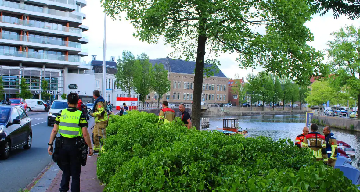 Duikteam haalt persoon uit water - Foto 7