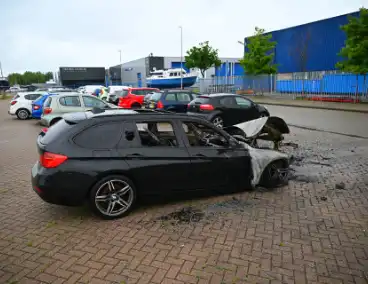 BMW in brand op parkeerplaats
