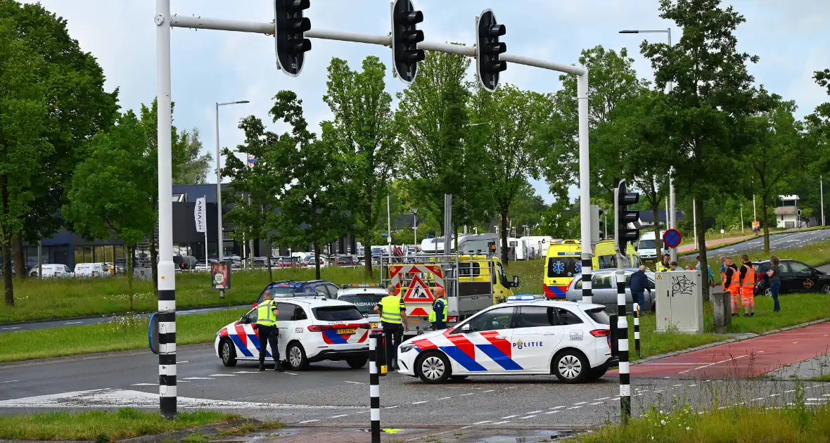 Auto botst tegen boom