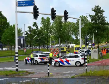 Auto botst tegen boom