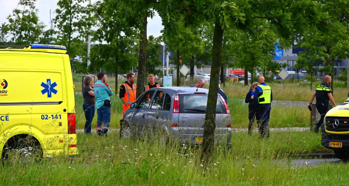 Auto botst tegen boom - Foto 1