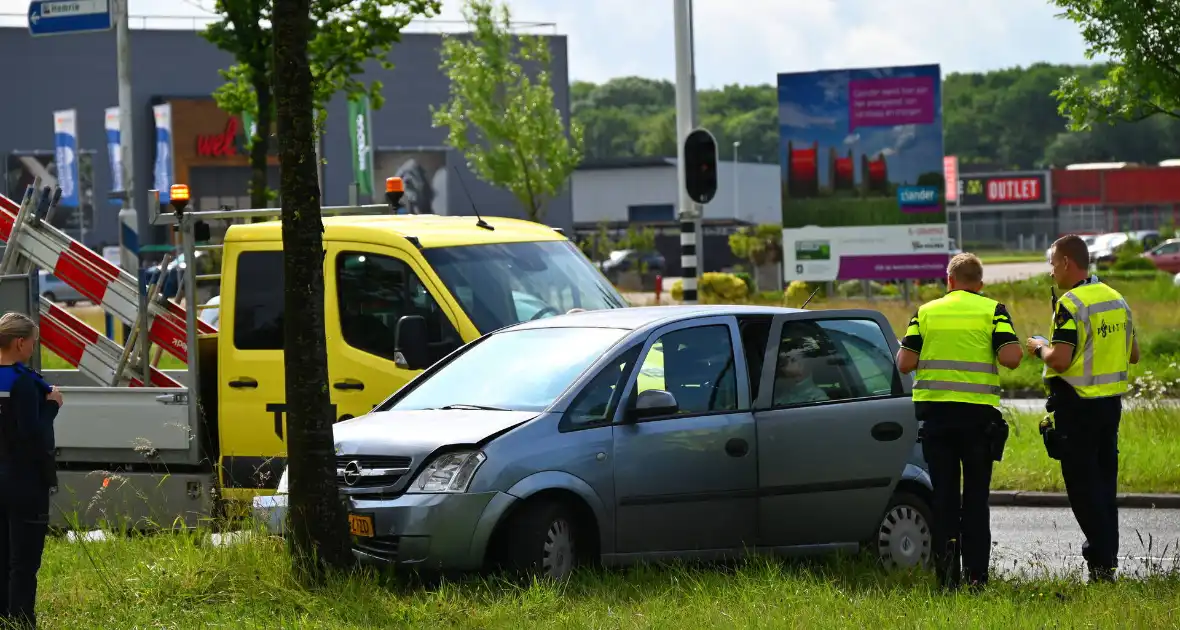 Auto botst tegen boom - Foto 3
