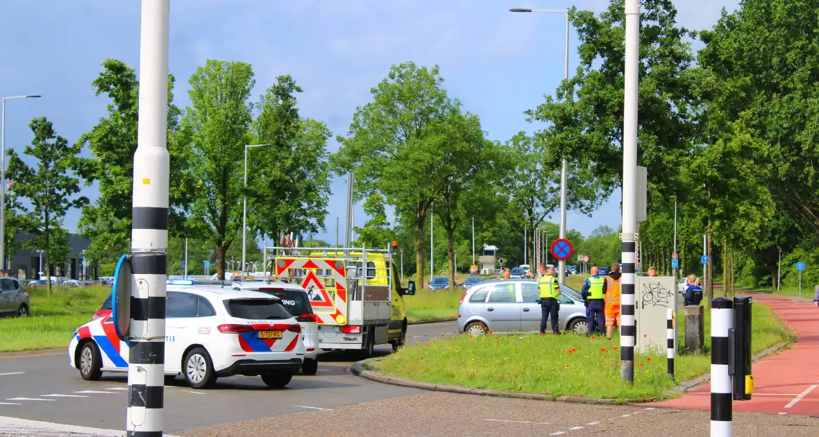 Auto botst tegen boom - Foto 4