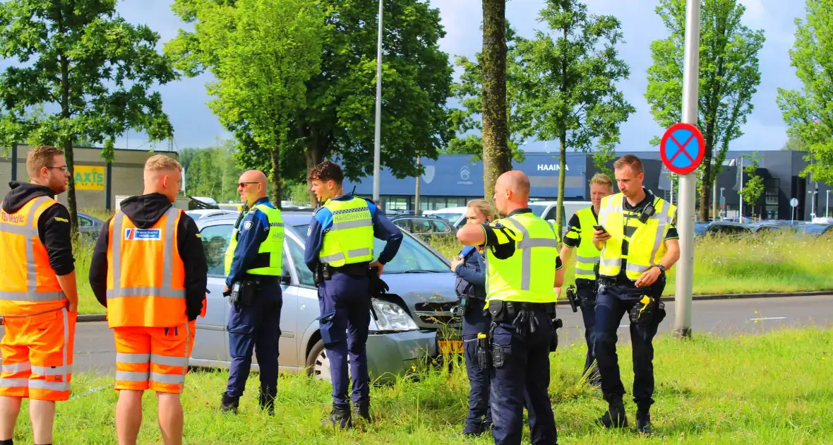 Auto botst tegen boom - Foto 5