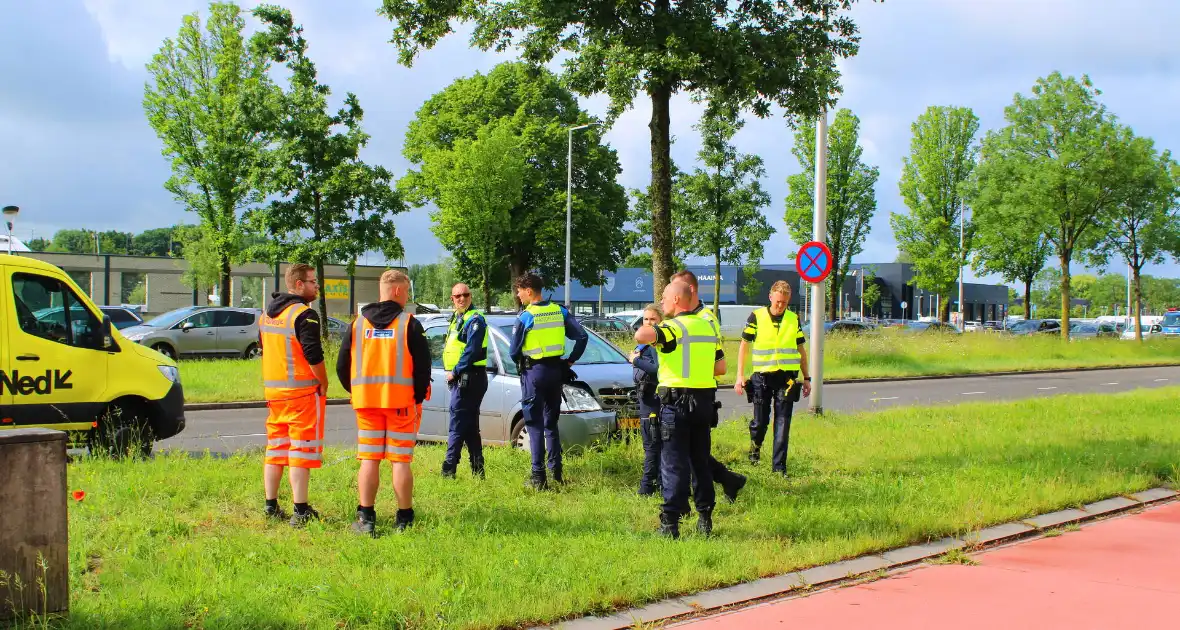 Auto botst tegen boom - Foto 6
