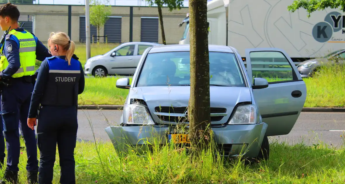 Auto botst tegen boom - Foto 7