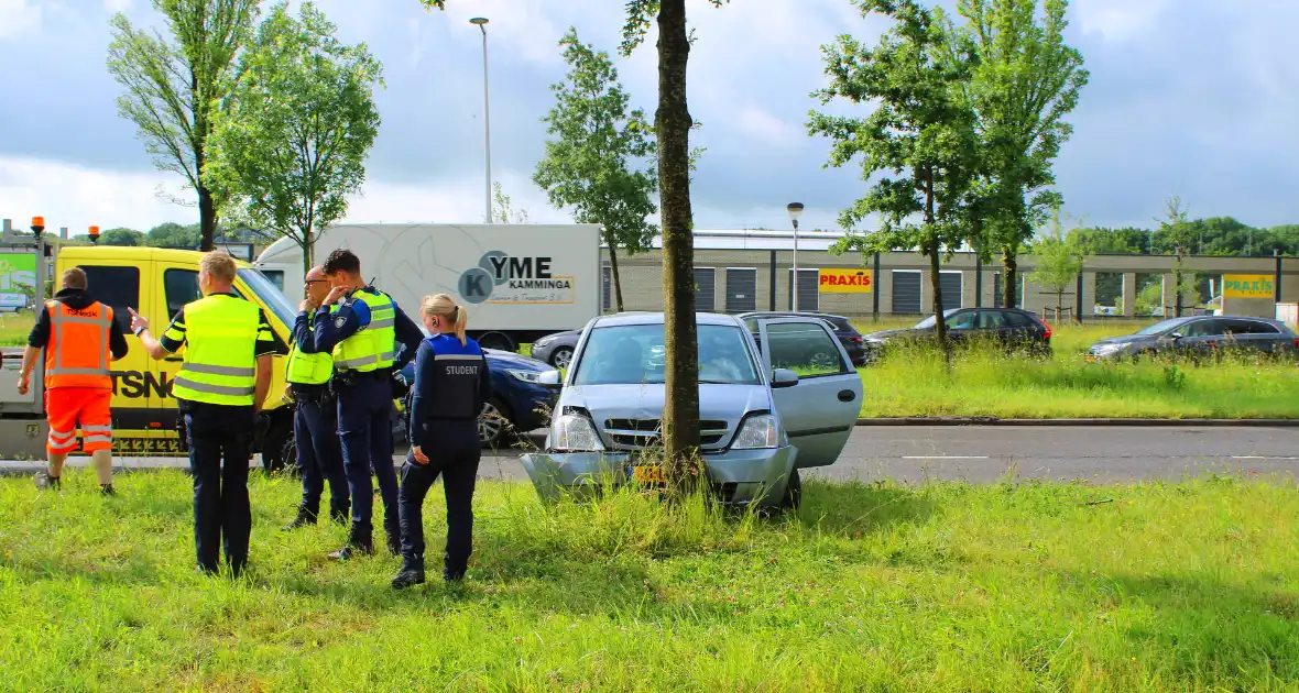 Auto botst tegen boom - Foto 8