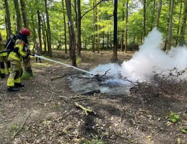 Brandweer blust moeilijk vindbaar vuur
