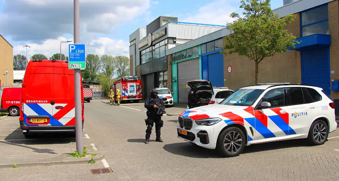 Zwaarbewapende agenten beveiligen drugslab