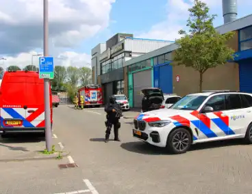 Zwaarbewapende agenten beveiligen drugslab