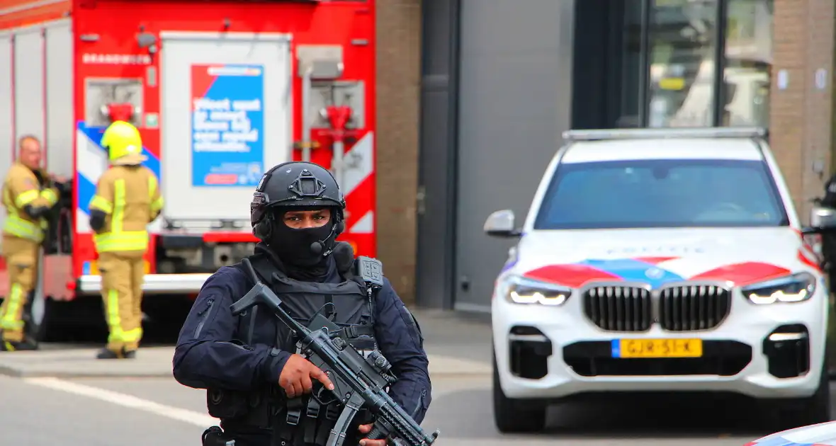 Zwaarbewapende agenten beveiligen drugslab - Foto 1