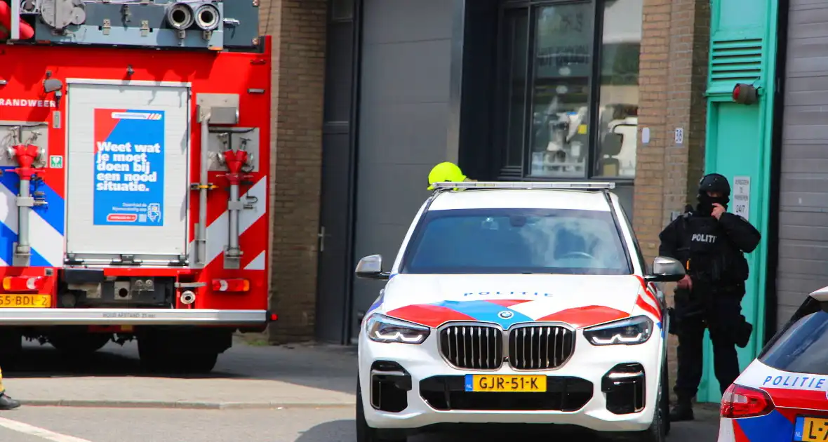 Zwaarbewapende agenten beveiligen drugslab - Foto 2