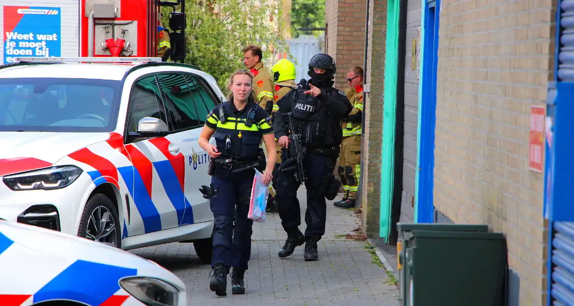 Zwaarbewapende agenten beveiligen drugslab - Foto 3