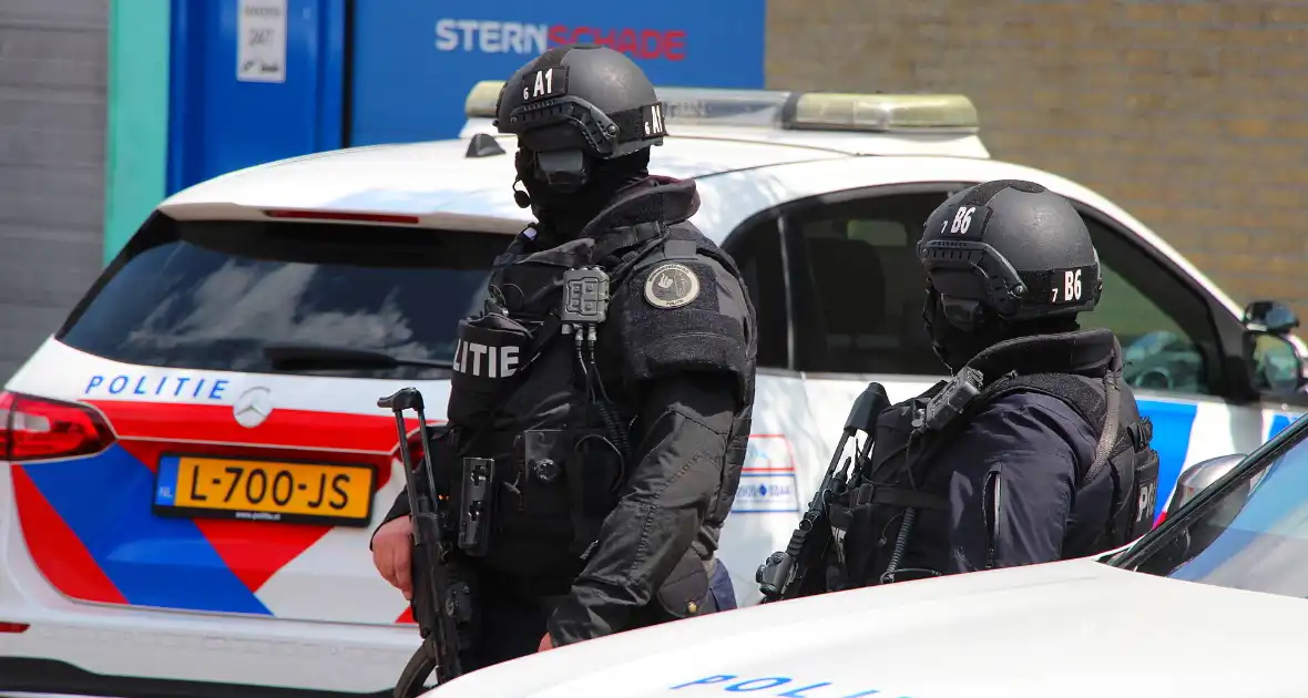Zwaarbewapende agenten beveiligen drugslab - Foto 4