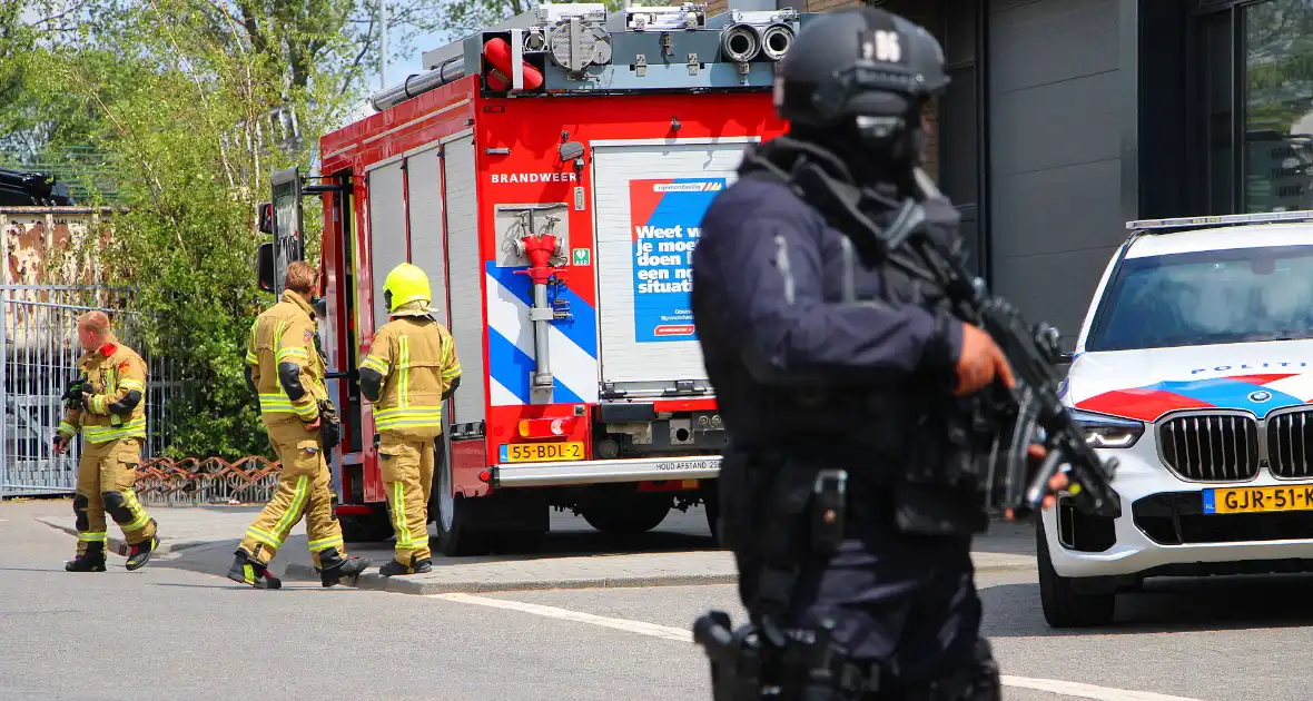 Zwaarbewapende agenten beveiligen drugslab - Foto 5
