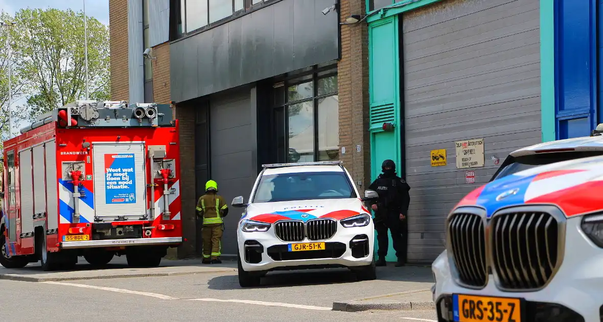 Zwaarbewapende agenten beveiligen drugslab - Foto 6