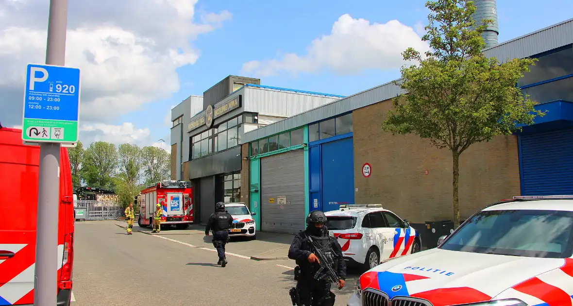 Zwaarbewapende agenten beveiligen drugslab - Foto 7