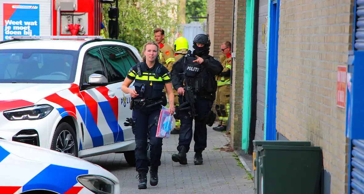 Zwaarbewapende agenten beveiligen drugslab - Foto 8