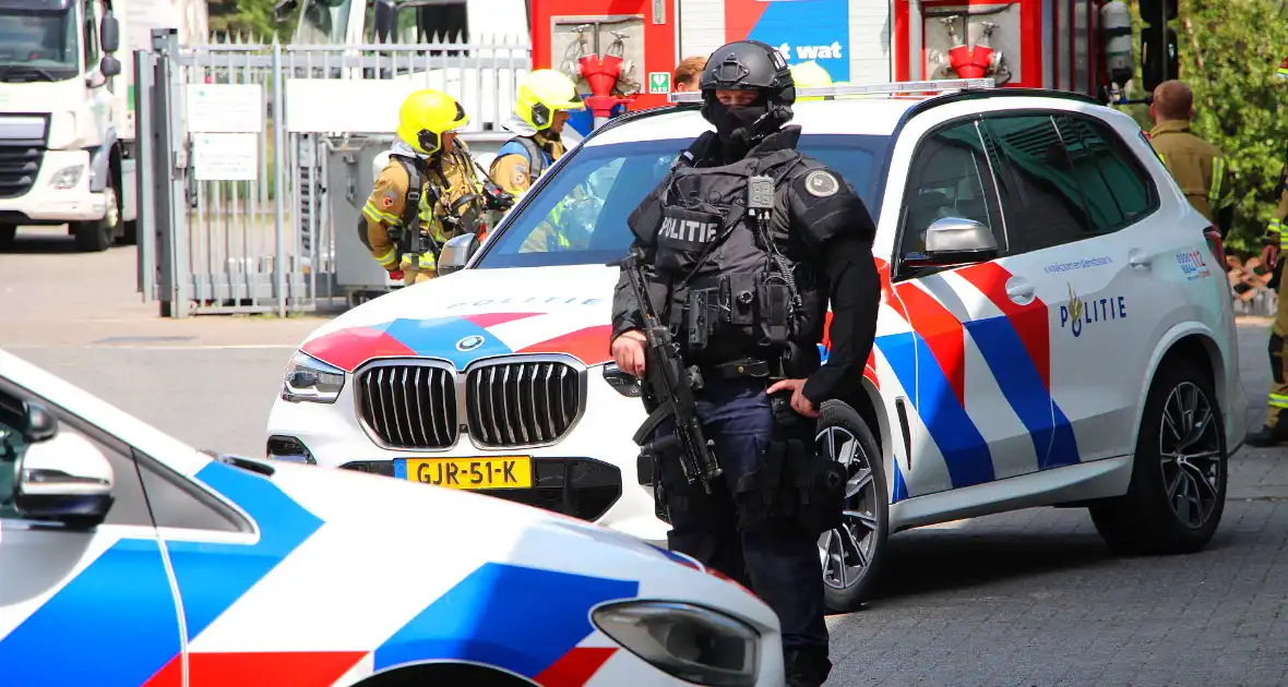Zwaarbewapende agenten beveiligen drugslab - Foto 9