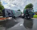 Vrachtwagen verliest oplegger op rotonde