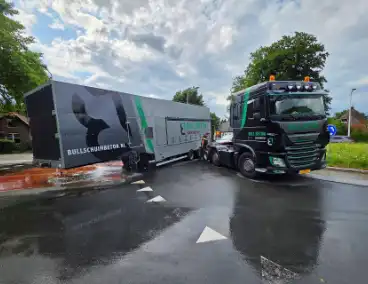 Vrachtwagen verliest oplegger op rotonde