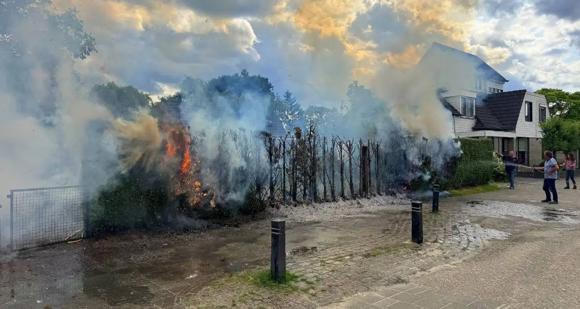 Bewoners blussen met tuinslang