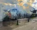 Bewoners blussen met tuinslang